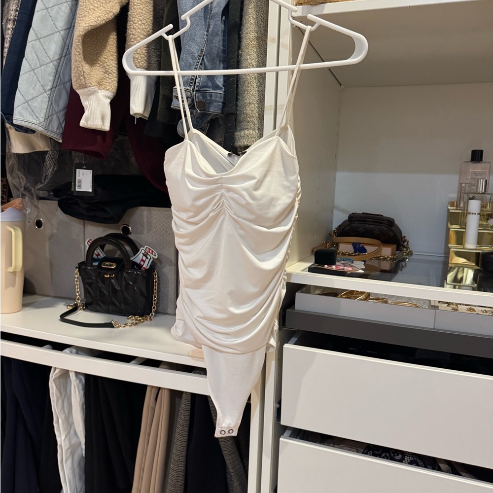 Express Ruched Body Contour Bodysuit - Picture 4 of 7